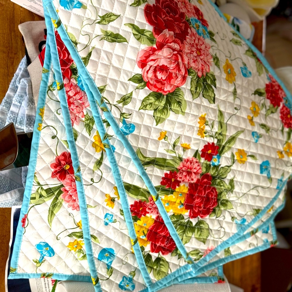 Four brand new pioneer woman placemats that are reversible